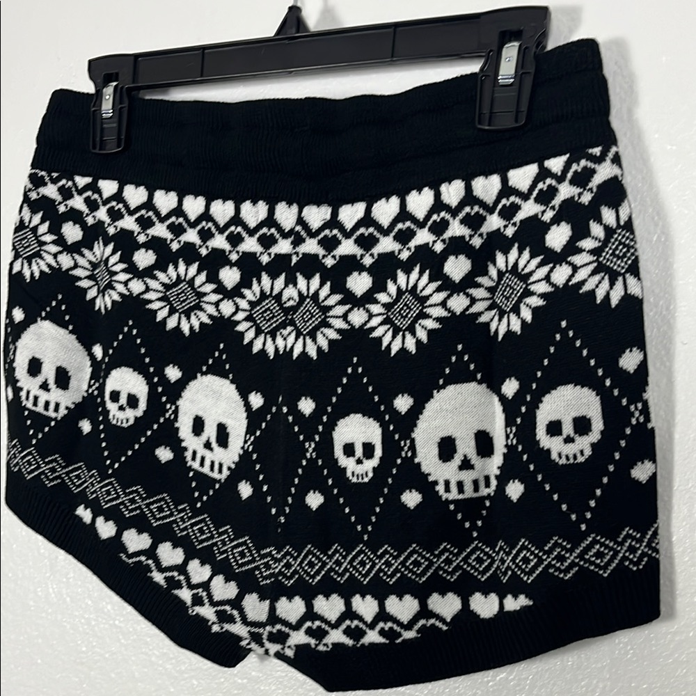 Hot Topic Black and White Skull Patterned Women Shorts - Picture 6 of 7